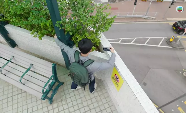 劉倬昕自拍兼轉圈，又仰天大笑。