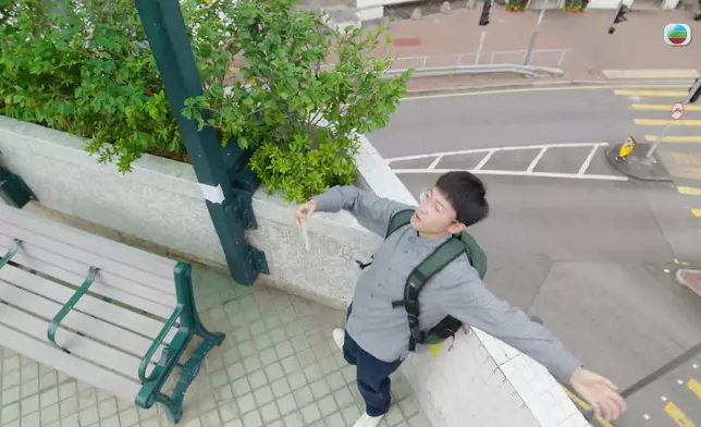 劉倬昕自拍兼轉圈，又仰天大笑。