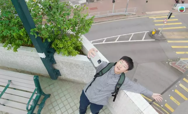 劉倬昕自拍兼轉圈，又仰天大笑。