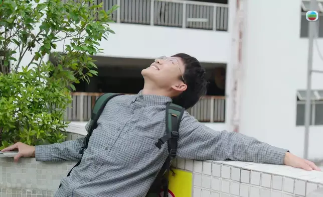 劉倬昕自拍兼轉圈，又仰天大笑。