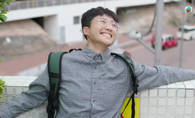 劉倬昕自拍兼轉圈，又仰天大笑。