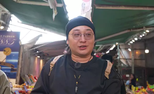 子睿在《中4》製作組工作人員陪同下，到果欄打卡。