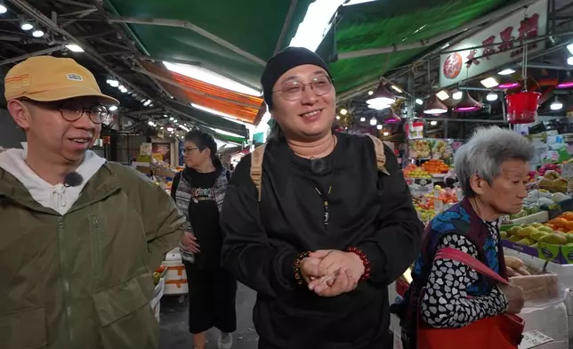 子睿在《中4》製作組工作人員陪同下，到果欄打卡。