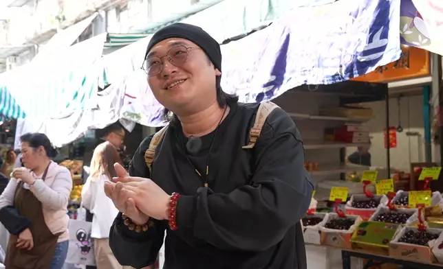 子睿唱歌氹生果檔姨姨，成功以五折買士多啤梨。