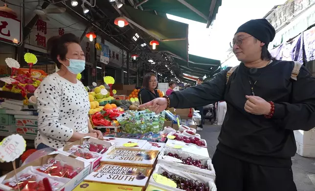 子睿唱歌氹生果檔姨姨，成功以五折買士多啤梨。