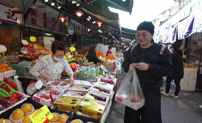 子睿唱歌氹生果檔姨姨，成功以五折買士多啤梨。