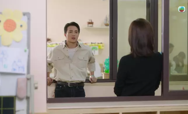 黃庭鋒聽到「啪」一聲再次憶起當日意外槍擊文頌嫻一幕，驚惶失措下雙眼布滿紅絲兼用力捉實窗邊。