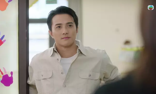 黃庭鋒聽到「啪」一聲再次憶起當日意外槍擊文頌嫻一幕，驚惶失措下雙眼布滿紅絲兼用力捉實窗邊。