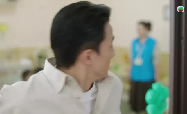 黃庭鋒聽到「啪」一聲再次憶起當日意外槍擊文頌嫻一幕，驚惶失措下雙眼布滿紅絲兼用力捉實窗邊。