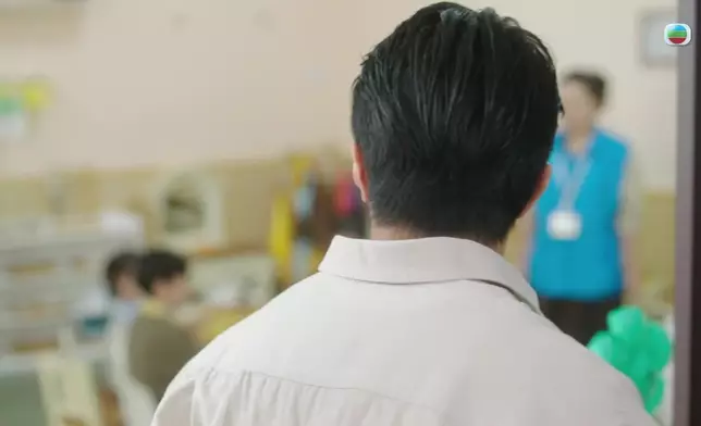 黃庭鋒聽到「啪」一聲再次憶起當日意外槍擊文頌嫻一幕，驚惶失措下雙眼布滿紅絲兼用力捉實窗邊。