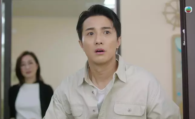 黃庭鋒聽到「啪」一聲再次憶起當日意外槍擊文頌嫻一幕，驚惶失措下雙眼布滿紅絲兼用力捉實窗邊。