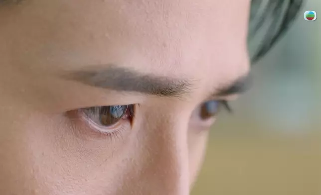 黃庭鋒聽到「啪」一聲再次憶起當日意外槍擊文頌嫻一幕，驚惶失措下雙眼布滿紅絲兼用力捉實窗邊。