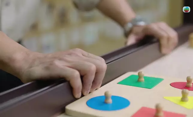 黃庭鋒聽到「啪」一聲再次憶起當日意外槍擊文頌嫻一幕，驚惶失措下雙眼布滿紅絲兼用力捉實窗邊。