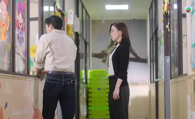 黃庭鋒聽到「啪」一聲再次憶起當日意外槍擊文頌嫻一幕，驚惶失措下雙眼布滿紅絲兼用力捉實窗邊。