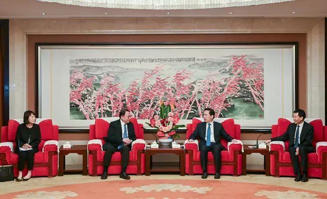 陳國基（左二）與陝西省委書記趙一德（右二）會面。中央港澳工作辦公室、國務院港澳事務辦公室分管日常工作的副主任徐啟方（右一）亦參加會面。陳國基FB