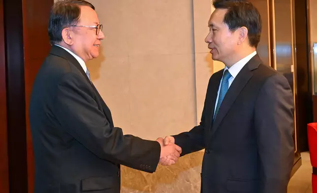 陳國基（左）與陝西省委書記趙一德（右）握手。政府新聞處圖片