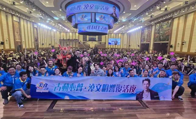 與粉絲大合照。