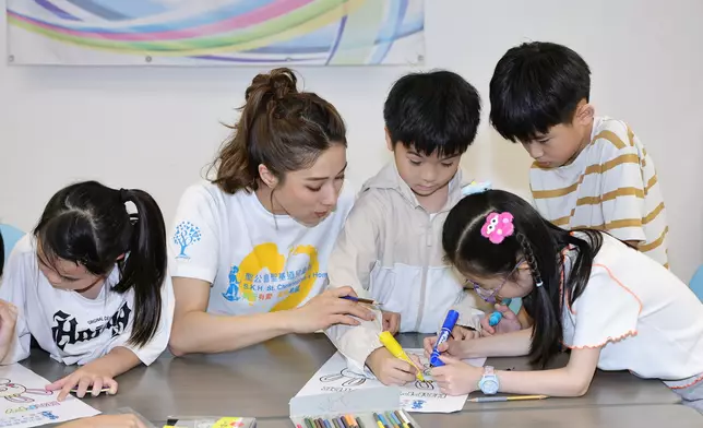 Linda細心陪伴孩童畫畫交流，用行動關懷基層兒童成長。