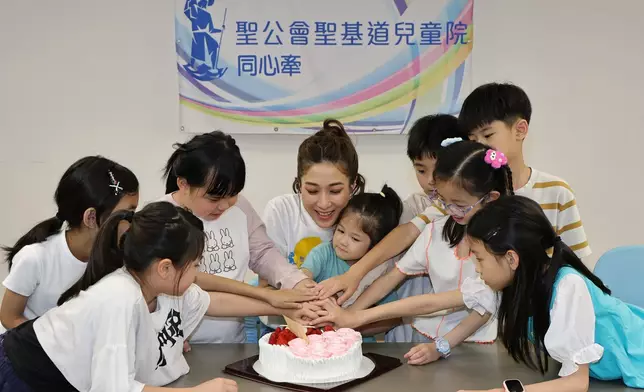 小朋友齊心為Linda送上神秘生日驚喜，現場氣氛歡樂感動。