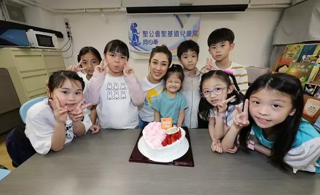 小朋友齊心為Linda送上神秘生日驚喜，現場氣氛歡樂感動。