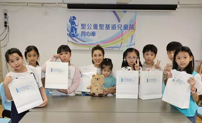 Linda向孩童送上禮物，共享復活節的歡樂。