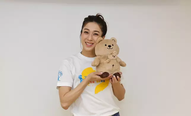 Linda開心收到聖基道吉祥物Topher作為生日禮物。