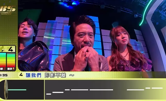 唱歌又淡定，睇吓佢係淡定過Eric Kwok架咯。