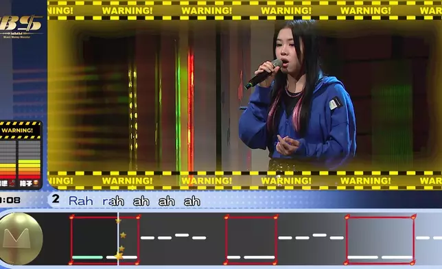 Crystal喺三人之中最緊張一位架喇，佢唱歌時隻手會幫自己打拍子，而且全程會刻意AI。