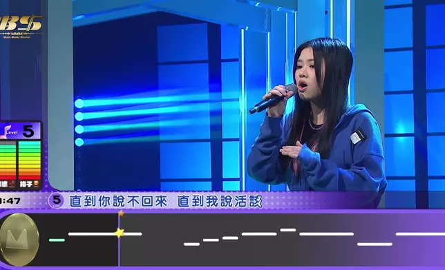 Crystal喺三人之中最緊張一位架喇，佢唱歌時隻手會幫自己打拍子，而且全程會刻意AI。