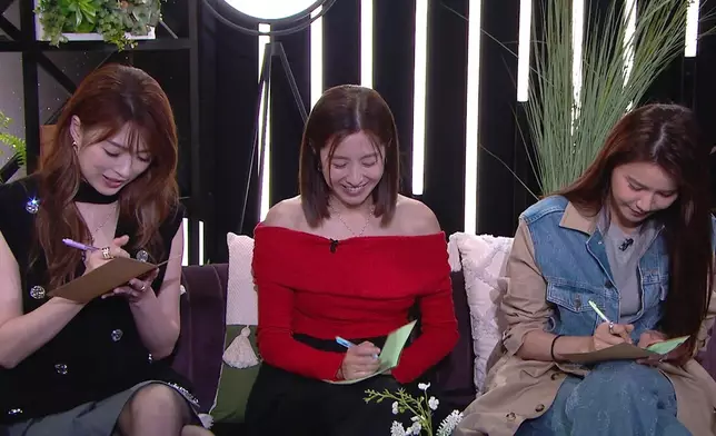 三人更會讀出寫給「十年後的對方」的信。