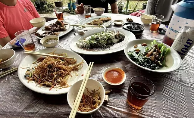 羅淑佩亦分享她與朋友享用青菜、蒸魚、粉麵等美食。FB