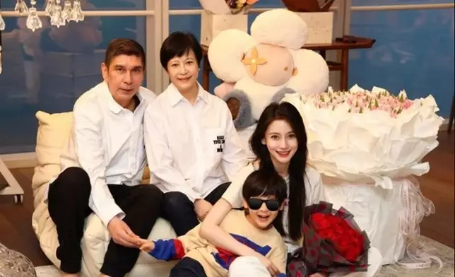 小海綿平時主要由媽媽Angelababy照顧。