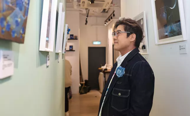 歌迷會邀請Ramon親自為繪畫比賽擔任評審工作。