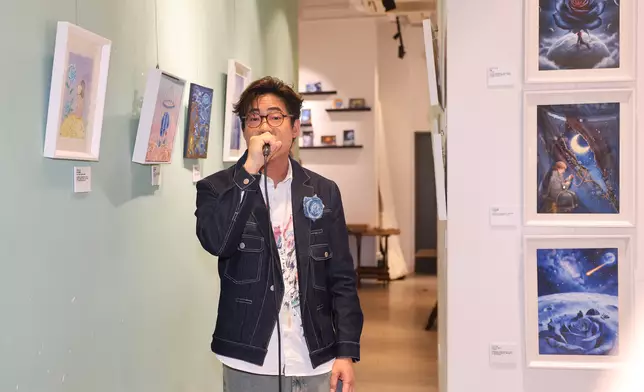 啟豪於現場為來賓獻唱《月球上的藍玫瑰》。