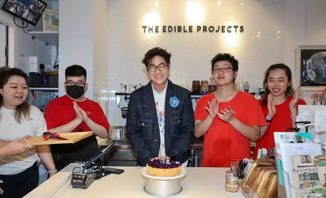 社企員工為啟豪親手製作生日蛋糕。