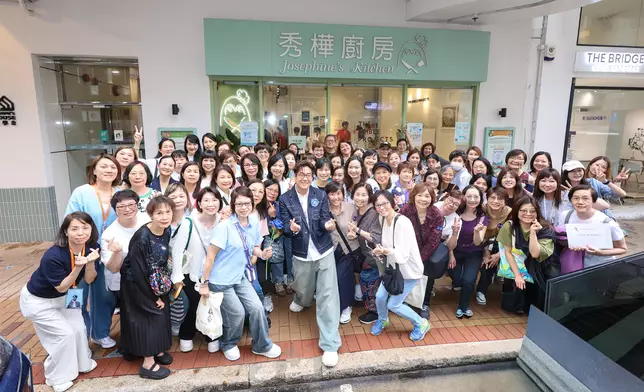 「豪吧」常以別開生面又有意義方式為啟豪宣傳歌曲。