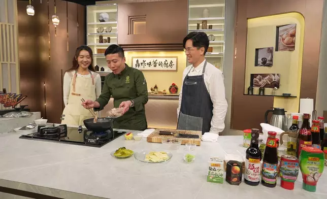 今晚第六集，名廚周師傅烹調的「鹹菜豬肚湯配銀絲卷」。