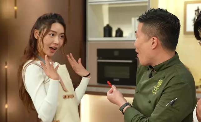 今晚第六集，名廚周師傅烹調的「鹹菜豬肚湯配銀絲卷」。