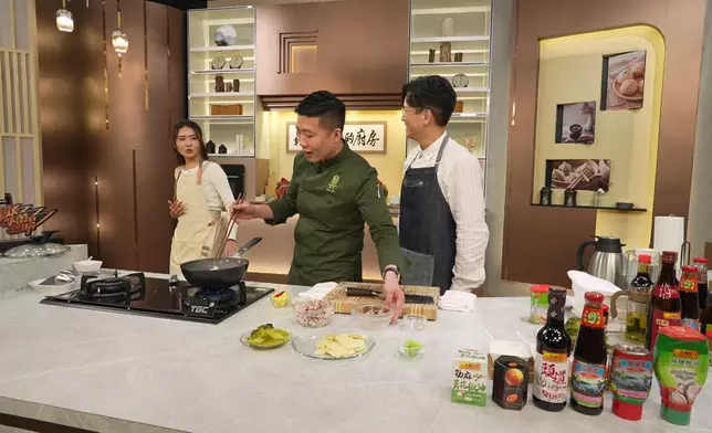 周師傅放排骨落水時意外濺起水花彈向Joey，嚇得Joey大叫：師傅，攻擊我？