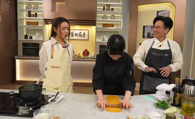 當Kobe認真搓皮時，在一旁「齋睇」的Joey尷尬表示不好意思。