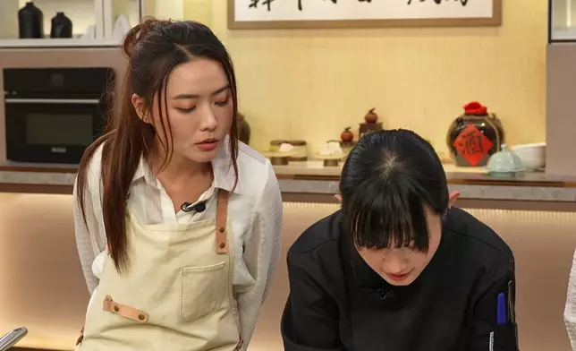 當Kobe認真搓皮時，在一旁「齋睇」的Joey尷尬表示不好意思。