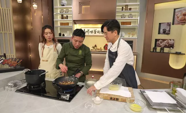 周世鞱師傅會炮製「脆皮糯米飯」。