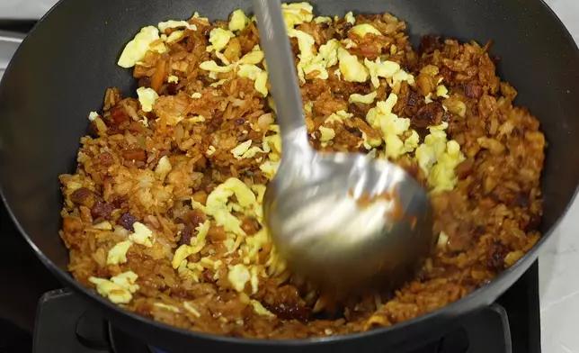 周世鞱師傅會炮製「脆皮糯米飯」。