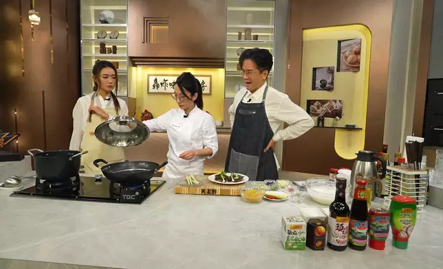 Albert隨即發揮冷笑話本色：軟殼蟹周圍有得買，咁軟『腳』蟹呢？