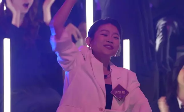 許雲妮放下勝負，全力為對手吳亦偉打氣。