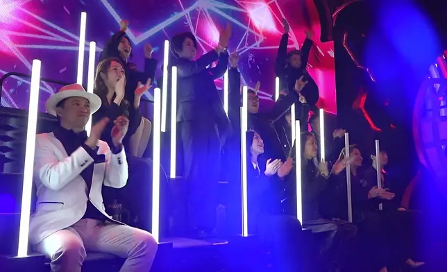 戰友們拍爛手掌兼歡呼。