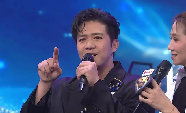 吳亦偉將歌詞「以為」改為「亦偉」，變成獨一無二的自家歌曲。