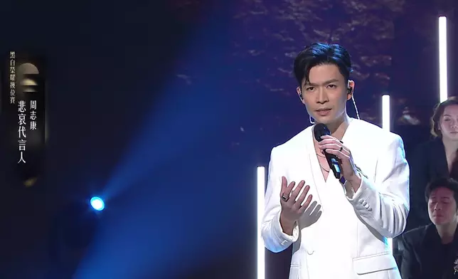周志康唱歌感情豐富。