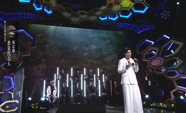 周志康唱歌感情豐富。