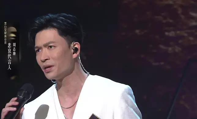 周志康唱歌感情豐富。